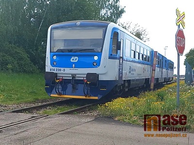 Na přejezdu v Turnově došlo ke střetu vlaku s autem