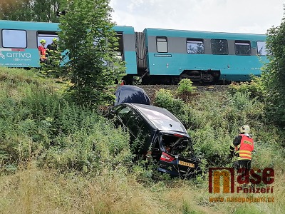 FOTO: Na přejezdu v Libštátě se srazil vlak s autem