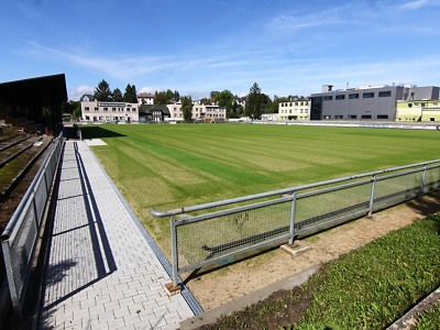 Fotbalové hřiště v Turnově se zazelenalo