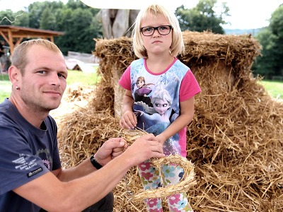 Děti si užily slámování ve Šťastné zemi, do které nyní doletí Mig 21