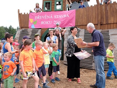 Při dětském dnu ve Šťastné zemi předali cenu za dřevěnou stavbu roku