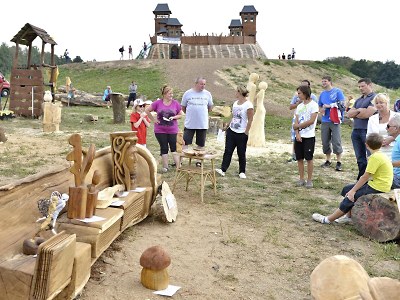 Program ve Šťastné zemi po dřevosochání uzavře festival Babí léto