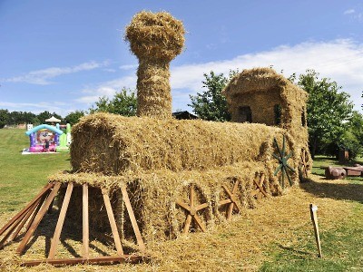 Do konce srpna probíhají ve Šťastné zemi Slavnosti slámy