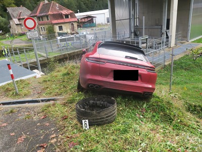 Krajští policisté pronásledovali řidiče s třemi odcizenými vozidly