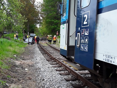 V Lomnici nad Popelkou došlo ke srážce vlaku a auta, zranění tři lidé