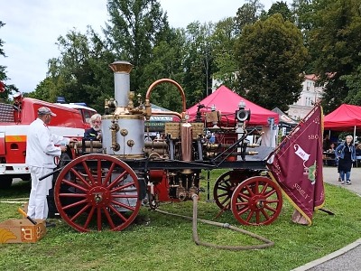 Semilští hasiči předvedli na pecnu opravenou historickou stříkačku