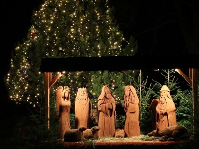 Vánoční strom v Mříčné zdobí krásný dřevěný betlém