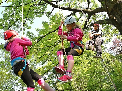 FOTO: Ve vrchlabském parku si děti i dospělí zkoušeli stromolezení