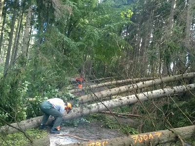 Krajské komunikace jsou po víkendových bouřkách opět průjezdné
