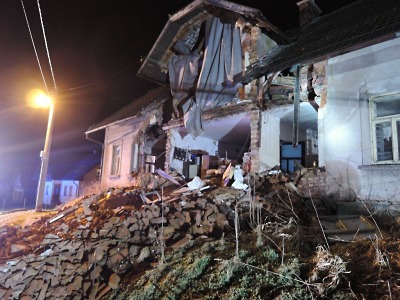Ve Stružinci spadla čelní stěna rodinného domu