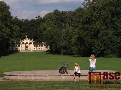 Na Sychrově uvidíte v jeden den automobilové veterány i módní přehlídku