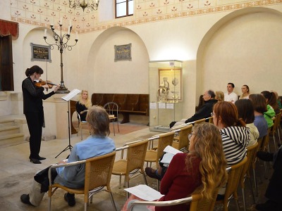 V turnovské synagoze proběhl koncert Židovské housle a slovo 