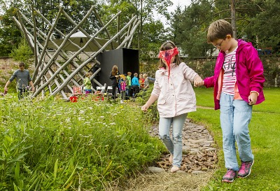 Tma přede mnou v klášterní zahradě KRNAP