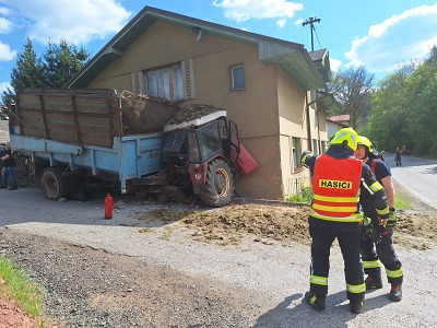 Traktor v Libštátě narazil do rodinného domu