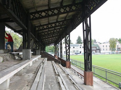Provádějí rekonstrukci tribuny na turnovském fotbalovém stadionu
