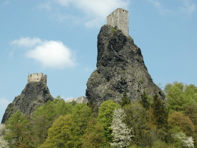 Pod Troskami nezvládl řízení na spadaném listí a poté od nehody ujel