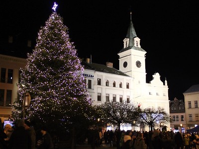 Vánoční strom září na náměstí Českého ráje v Turnově