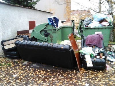 Okolí kontejnerů na směsný a tříděný odpad není žádnou skládkou