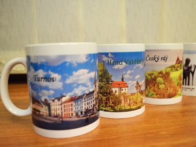 Kromě kalendáříků mají v turnovském infocentru i originální hrníčky