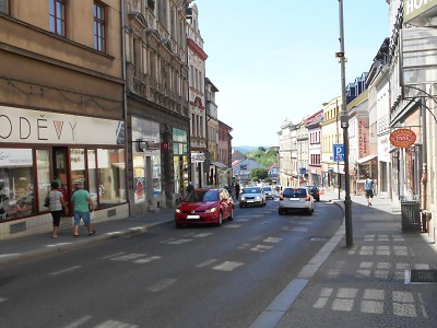 Hlubokou ulicí v Turnově jezděte o prázdninách opatrně!