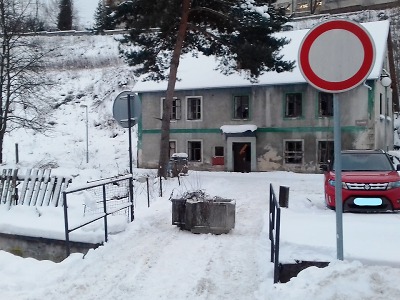 Mostek přes Stebenku v Turnově je uzavřen betonovou zábranou