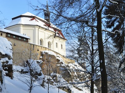 Hrad Valdštejn je pod sněhovou pokrývkou, láká k přezimování netopýry