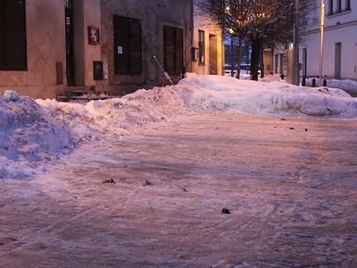 Sněhová situace stále komplikuje dopravu a parkování v Turnově