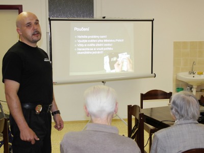 Turnovská městská policie školila seniory o nebezpečí na internetu