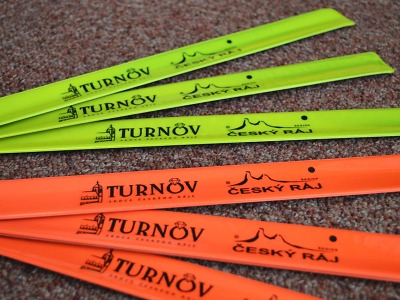 Reflexní pásky s logy Turnova a Českého ráje nabízí v infocentru