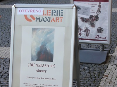 V Turnově se potýkají s nepovolenými reklamami na chodníku