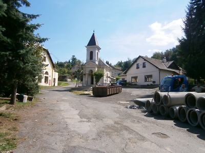 Rekonstrukce návsi v Mašově si vyžádala pokácení stromů