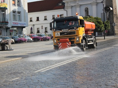 Turnovské ulice jsou o trochu chladnější díky kropící cisterně