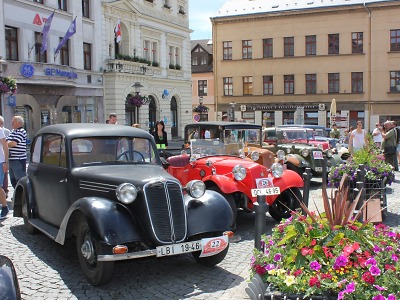 Soutěž veteránů ozdobila turnovské náměstí Českého ráje