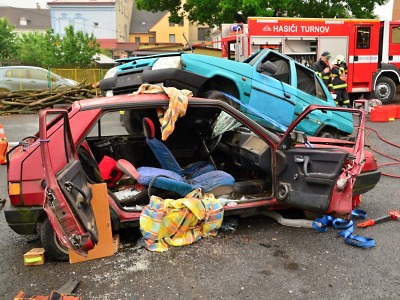 Starý autovrak ještě mohou využít turnovští hasiči
