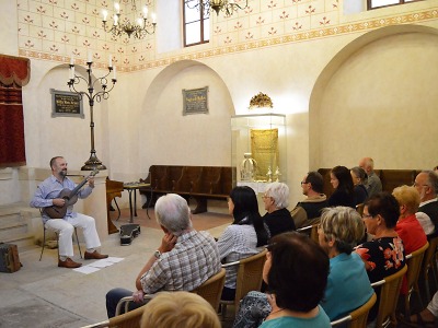 Kytarista a písničkář Jan Matěj Rak vystoupil v turnovské synagoze