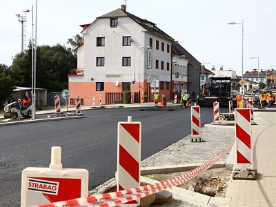 Nádražní ulice v Turnově dostala v okolí viaduktu finální koberec