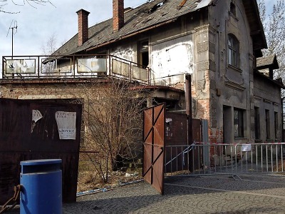 Chátrající objekt bývalých uhelných skladů přináší Turnovu problémy
