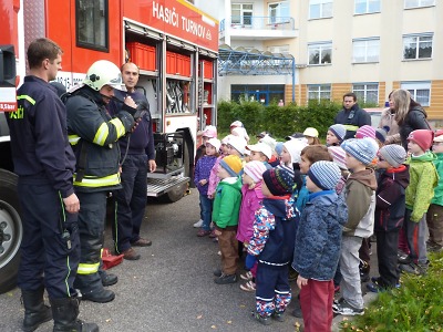 Děti z turnovských školek prožily den mezi strážníky a hasiči