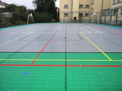 Dokončili výměnu povrchu hřiště na turnovské ZŠ 28. října