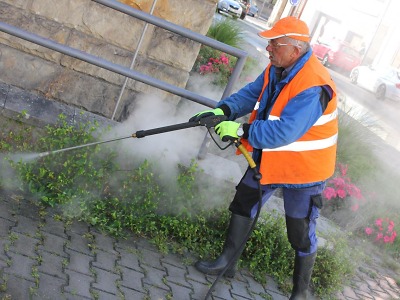 Turnovská radnice zkouší hubit plevel pomocí páry