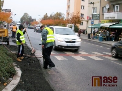 Nepozorný řidič se zákazem řízení srazil v Turnově chodce na přechodu