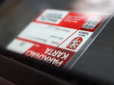 Pro parkování bez stresu radí v Turnově pořídit parkovací kartu