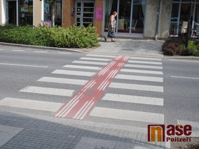 Nepozorný řidič nedobrzdil auto před turnovským přechodem