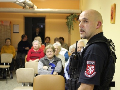 Senioři v Turnově se poučili, jak se bránit zlodějům na ulici i v počítačích