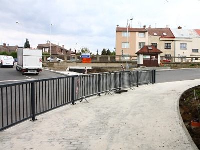Každým dnem přibývají v turnovské Přepeřské ulici nové chodníky