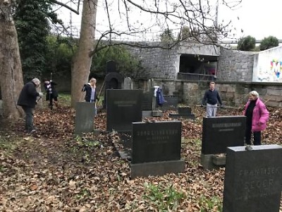 Úklid židovského hřbitova aneb úcta v praxi