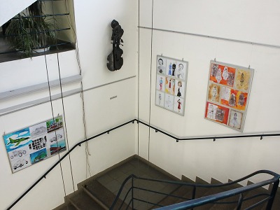 Výstava prací žáků ZŠ 28. října zdobí schodiště turnovské radnice