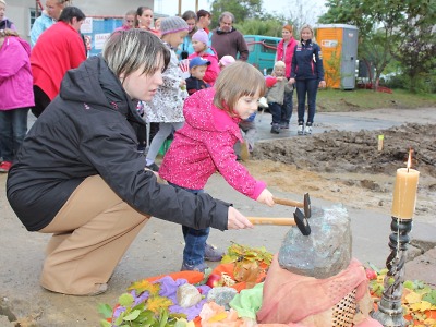 Na základní kámen nové waldorfské školky poklepali dospělí i děti
