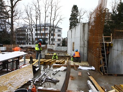 Na turnovské knihovně se provádějí betonáže stěn prvního podlaží