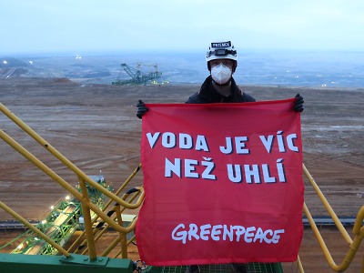 Greenpeace blokuje rypadlo v dole Turów. Nechce prodloužení těžby